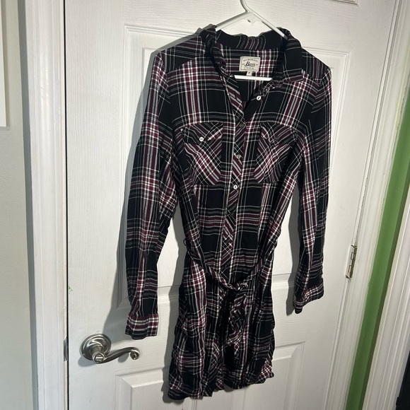 Bass Dresses & Skirts - Bass Women’s plaid button up belted Shirt Dress Size Medium Black White Burgundy